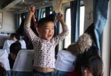 兒子在高鐵上吃泡麵!味道擴散被乘客辱罵「沒教養」 爸爸回懟一句話「理性又霸氣」令其當場噤聲