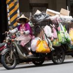 騎小粉紅撿回收!路人一看不得了「竟是高級限量版」 阿嬤愣住「兒子說才4萬多」真相感動全網