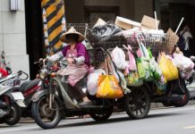 騎小粉紅撿回收!路人一看不得了「竟是高級限量版」 阿嬤愣住「兒子說才4萬多」真相感動全網