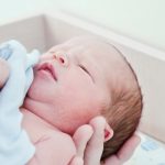 老婆剖.腹產住院,只能留一個人照顧,她瞞著我請了月嫂照顧自己不要我照顧,要怎樣勸她辭退月嫂?