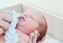 老婆剖.腹產住院,只能留一個人照顧,她瞞著我請了月嫂照顧自己不要我照顧,要怎樣勸她辭退月嫂?