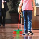 被酸一輩子撿角!清潔婦「遭上司輕蔑35年」不忍了 怒遞離職信「一句話電翻經理」14萬網讚翻:做得漂亮