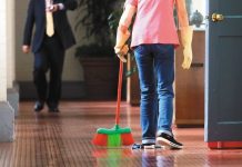 被酸一輩子撿角!清潔婦「遭上司輕蔑35年」不忍了 怒遞離職信「一句話電翻經理」14萬網讚翻:做得漂亮