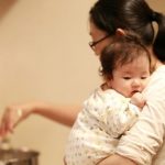 夫家月賺300萬!24歲全職媽淚訴「月領1千元生活費」想離婚 被尪冷回「休想拿半毛錢」:孩子都是我的