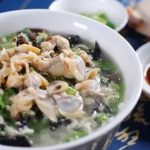 孫子背奶奶去吃麵條!麵店老闆「免費多送了一份」持續1年 5年後「經營倒閉」卻大喜……