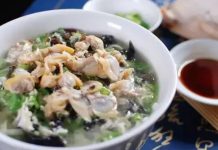 孫子背奶奶去吃麵條!麵店老闆「免費多送了一份」持續1年 5年後「經營倒閉」卻大喜……