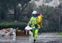 妻離家出走!單親爸「抱3歲愛女送外賣」惹網心疼 風雨中奔波不喊苦:「孩子比我更辛苦…」