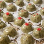 正港古早味!90歲阿嬤清明節「堅持親手做草仔粿」用紅爐灶煨 勾起眾人回憶「已經吃不到了…」