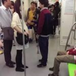 大快人心!孕媽坐博愛座被老太太強勢搶走,狠罵「別跟老太婆爭」,孕媽「霸氣回嗆」讓老人羞紅了臉:為孩子積點德吧