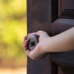 從沒去過婆家!人妻3年後才知「老公跟前妻同床共枕」 雙方對質「竟被全家找麻煩」心碎真相該怎麼辦