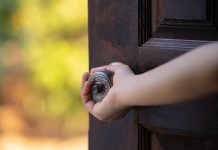 從沒去過婆家!人妻3年後才知「老公跟前妻同床共枕」 雙方對質「竟被全家找麻煩」心碎真相該怎麼辦