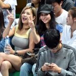 他想神「飽滿車頭燈」看球正妹!網友卻意外歪樓「大亮點」:扣子根本沒扣吧XD