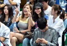 他想神「飽滿車頭燈」看球正妹!網友卻意外歪樓「大亮點」:扣子根本沒扣吧XD