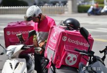 湯汁全漏光!外送員被訓斥「卻一句話也不說」 她困惑「低頭看手機」哭了:我付錢就好