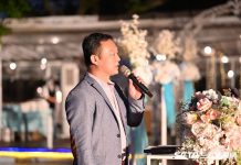 命運的安排!她被媽媽拋下「爸爸早就離開」獨扛家計苦讀 婚禮上「老師突然現身」:我是妳爸