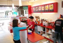 店家不小心加了醬油被奧客飆罵,工讀生妹妹霸氣回應「電風扇開強」全店歡呼XD