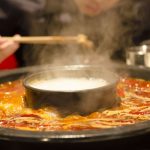 兒子火鍋店「拿叉子戳插座」電到倒地!媽氣炸怒飆店員:他才12歲懂什麼?