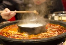 兒子火鍋店「拿叉子戳插座」電到倒地!媽氣炸怒飆店員:他才12歲懂什麼?