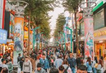 他在西門町驚見「白衣正妹對男友下跪+膜拜」網氣炸!靠近一看「真相讓眾人愣了」:眼見不一定為憑