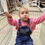 4歲孩子在超市「先喝水後結賬」!被要求10倍賠償 爸爸3句話「顯高情商」經理轉怒為笑忙道歉