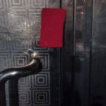 鄰居也被貼!她回家發現「大門被貼詭異紅紙」直接伸手撕掉 網友一看急勸「趕快貼回去」:不然會出事