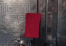 鄰居也被貼!她回家發現「大門被貼詭異紅紙」直接伸手撕掉 網友一看急勸「趕快貼回去」:不然會出事