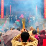 背不舒服去收驚!剛走進去「9支香全斷」求城隍幫忙 廟方驚勸「出去就沒救了」:馬上帶走