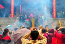 背不舒服去收驚!剛走進去「9支香全斷」求城隍幫忙 廟方驚勸「出去就沒救了」:馬上帶走