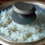 過年沒回家!學生妹打工回宿舍「電鍋憑空出現白飯」 免費吃一個月「瞥見監視器畫面」差點吐出來