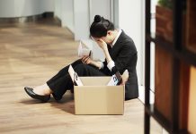 公司突然裁員!她不捨臨走前「位置整理乾乾淨淨」 隔天「突然收到人事通知」:為什麼?