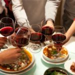 參加同學聚會!被人故意提議「讓服務員選車鑰匙」買單炫富 誰知「服務員一開口」全都傻眼