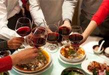 參加同學聚會!被人故意提議「讓服務員選車鑰匙」買單炫富 誰知「服務員一開口」全都傻眼