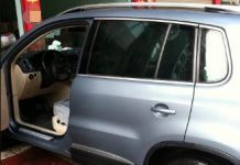 老公亂買車!明明沒錢「花6萬買破舊二手車」 妻子嫌棄「拆下車門後」看傻:賺翻了