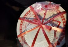 外送蛋糕被告知「客人過世了」!外送員無奈選擇這樣做😲😲😲