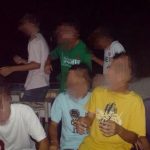 一群人開心笑呵呵!深夜烤肉「拍到沒看過的女人」他愣住 放大一看「全場只有她沒笑」3800網友嚇傻