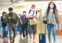 跟男友一家出國旅遊!全家搭頭等艙「唯獨自己排經濟艙」 強忍淚水「聽到地勤一句話」心寒提分手