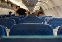 搭飛機遇到「前座乘客椅背往後倒」超煩人!他分享「用1妙招瞬間抵制對方」網友全讚翻:早知道多好