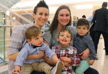 收養了老大…同志夫婦得知「他還有2個弟弟」 暖帶3兄弟回家:他們不該被拆散