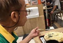 破了一補再補!老爸「超舊Polo衫穿破還不換」女兒超無奈 有天翻到「一張舊照片」秒懂淚崩:18年沒變過的愛