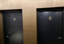 只有H和D的廁所門!他崩潰問:哪間是男廁所?