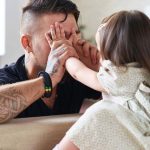 誰越界了?女兒穿裙子「坐爸爸腿上玩」媽媽忙制止 「爸爸的態度」掀熱議:女大避父必要嗎?