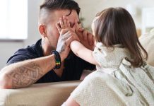 誰越界了?女兒穿裙子「坐爸爸腿上玩」媽媽忙制止 「爸爸的態度」掀熱議:女大避父必要嗎?