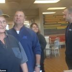 53歲麥當勞員工車壞了沒錢換 隔天常客「默默遞車鑰匙」:感謝妳每天對我笑