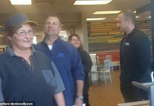 53歲麥當勞員工車壞了沒錢換 隔天常客「默默遞車鑰匙」:感謝妳每天對我笑