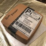 老婆超熱衷網購 先生直接送「包裹生日蛋糕」:妳最愛的形狀