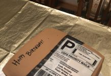 老婆超熱衷網購 先生直接送「包裹生日蛋糕」:妳最愛的形狀