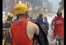 騎車突遇大雨!他拿出雨衣「先遮愛犬」 寧願自己被淋濕網共鳴:都懂~