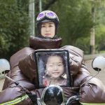 日網友誤會「華人媽拿小孩遺照」騎機車 後來才發現:是親子防寒衣