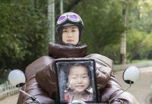 日網友誤會「華人媽拿小孩遺照」騎機車 後來才發現:是親子防寒衣