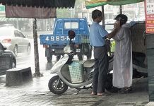 豪雨狂下!老夫妻騎車「雨衣只有一件」 老翁「果斷讓給愛妻」感動全網:這就是愛~